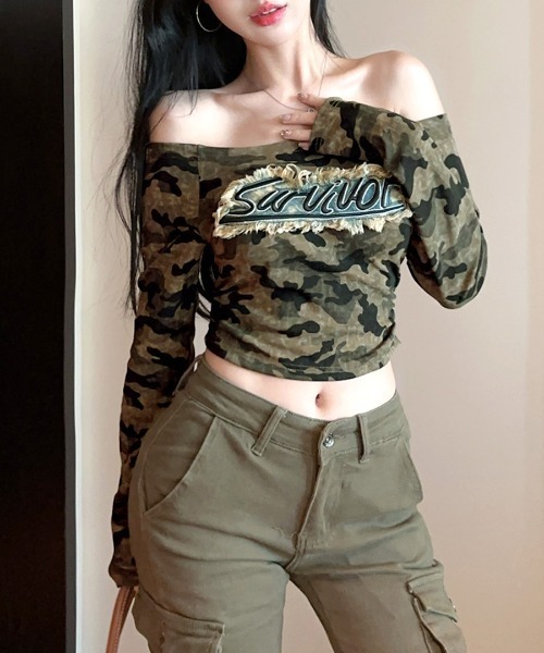REMUR（レミュール）の「迷彩柄オフショルトップス（Tシャツ/カットソー・レディース・カーキ・FREE）」の4枚目の写真
