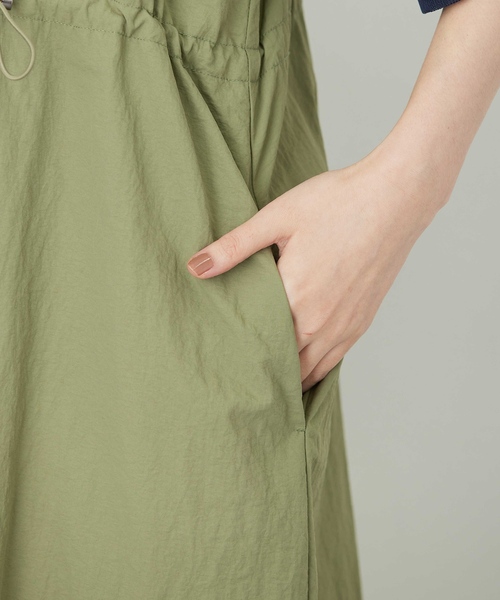 Petit Honfleur（プチオンフルール）の「ドロストジャンパースカート【撥水・通年素材】（ワンピース・レディース・ブラック/カーキ・M/L）」の15枚目の写真