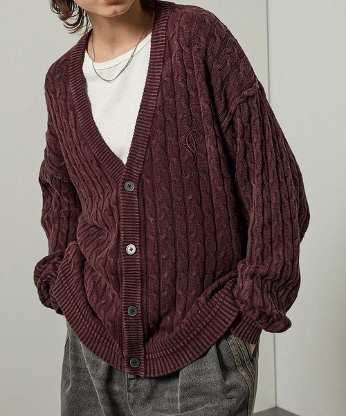 Alfred Alex（アルフレッドアレックス）の「【Alfred Alex】ヴィンテージ加工 ピグメント ワンポイントロゴ刺繍 オーバーサイズ ケーブルニットカーディガン（カーディガン/ボレロ・メンズ・グレー/ワイン/ブラック・L/M）」の3枚目の写真