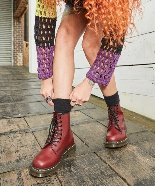 Dr. Martens(ドクターマーチン)の「Dr. MARTENS 1460 8 HOLE BOOT(ドクターマーチン 1460 8 ホールブーツ)(ブーツ・メンズ・ブラック/チェリーレッド・26cm/25cm/24cm/23cm/29cm/28cm/27cm)」の17枚目の写真