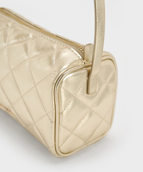 CHARLES & KEITH(チャールズ & キース)の「Janie ジェイニー キルトショルダーバッグ(ショルダーバッグ・レディース・シャンパン/バーガンディー・S)」の6枚目の写真