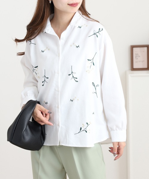 Quelle Chance(ケルシャンス)の「花刺繍ちび衿シャツ(シャツ/ブラウス・レディース・ブラック系その他/チャコールグレー/オフホワイト・L/M)」の1枚目の写真