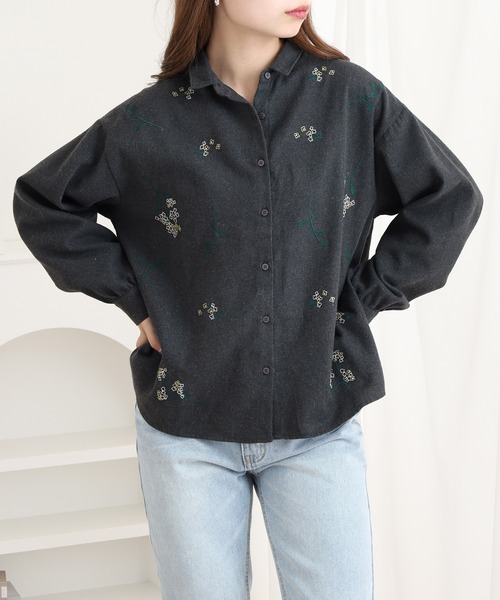 Quelle Chance(ケルシャンス)の「花刺繍ちび衿シャツ(シャツ/ブラウス・レディース・ブラック系その他/チャコールグレー/オフホワイト・L/M)」の3枚目の写真