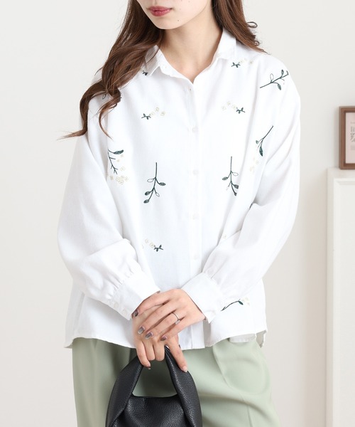 Quelle Chance(ケルシャンス)の「花刺繍ちび衿シャツ(シャツ/ブラウス・レディース・ブラック系その他/チャコールグレー/オフホワイト・L/M)」の4枚目の写真