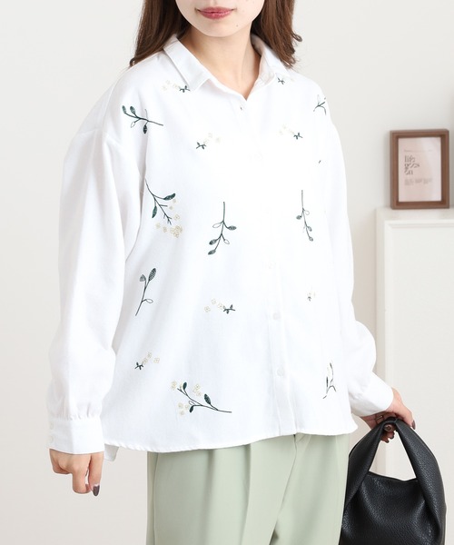 Quelle Chance(ケルシャンス)の「花刺繍ちび衿シャツ(シャツ/ブラウス・レディース・ブラック系その他/チャコールグレー/オフホワイト・L/M)」の5枚目の写真