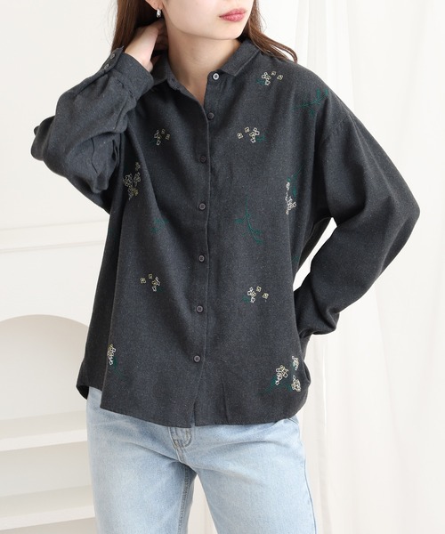 Quelle Chance(ケルシャンス)の「花刺繍ちび衿シャツ(シャツ/ブラウス・レディース・ブラック系その他/チャコールグレー/オフホワイト・L/M)」の6枚目の写真