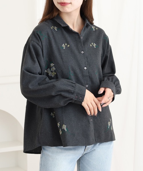 Quelle Chance(ケルシャンス)の「花刺繍ちび衿シャツ(シャツ/ブラウス・レディース・ブラック系その他/チャコールグレー/オフホワイト・L/M)」の7枚目の写真