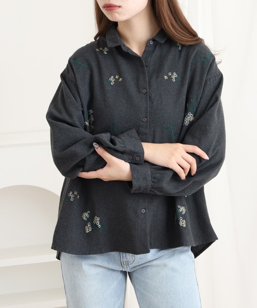 Quelle Chance(ケルシャンス)の「花刺繍ちび衿シャツ(シャツ/ブラウス・レディース・ブラック系その他/チャコールグレー/オフホワイト・L/M)」の8枚目の写真