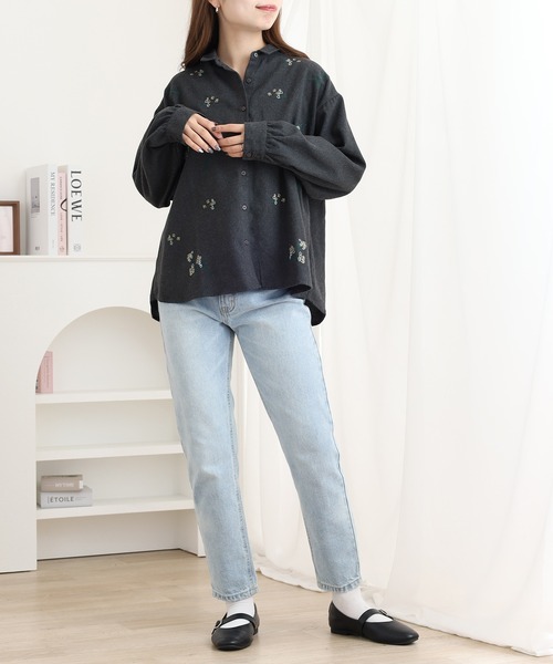 Quelle Chance(ケルシャンス)の「花刺繍ちび衿シャツ(シャツ/ブラウス・レディース・ブラック系その他/チャコールグレー/オフホワイト・L/M)」の9枚目の写真