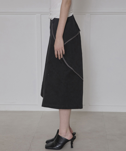 FLAREUP(フレアアップ)の「Asymmetrical Bermuda Shorts (FL-254_Black)(その他パンツ・レディース・ブラック・SMALL/MEDIUM)」の2枚目の写真