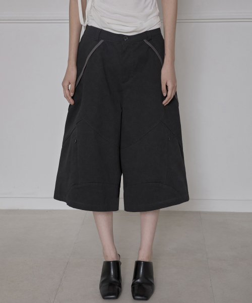 FLAREUP(フレアアップ)の「Asymmetrical Bermuda Shorts (FL-254_Black)(その他パンツ・レディース・ブラック・SMALL/MEDIUM)」の3枚目の写真