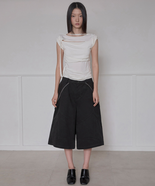 FLAREUP(フレアアップ)の「Asymmetrical Bermuda Shorts (FL-254_Black)(その他パンツ・レディース・ブラック・SMALL/MEDIUM)」の4枚目の写真