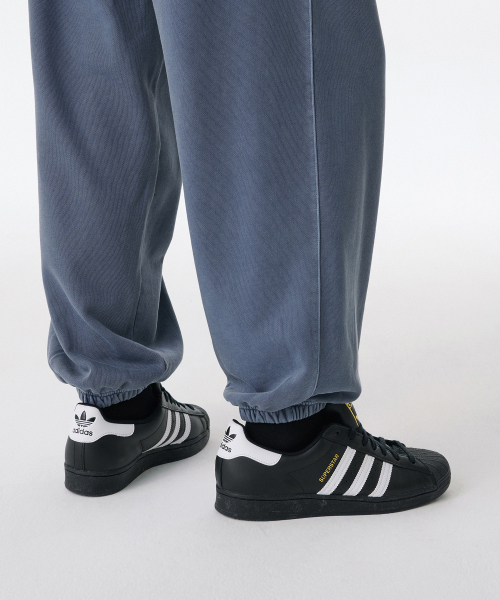MUSINSA STANDARD（ムシンサスタンダード）の「ピグメントワイドスウェットパンツ [ダスティブルー]（スウェットパンツ・メンズ・その他・SMALL/MEDIUM/LARGE/X-LARGE/XX-LARGE）」の3枚目の写真