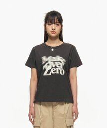 MOZMOZ（モズモズ）の「Blur Square Regular Fit Short Sleeve T-Shirt Charcoal（Tシャツ/カットソー）」
