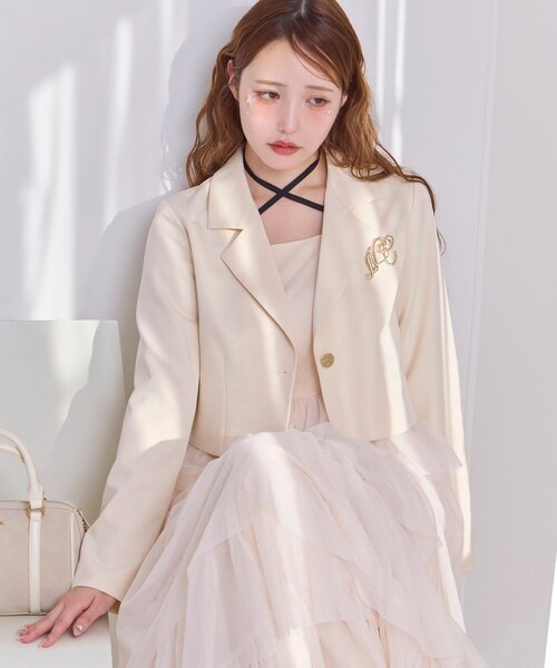 one after another NICE CLAUP（ワンアフターアナザーナイスクラップ）の「【WEB限艇】ブローチ付きショートテーラードジャケット（テーラードジャケット・レディース・チャコールグレー/アイボリー/ホワイト×ブラック・FREE）」の2枚目の写真