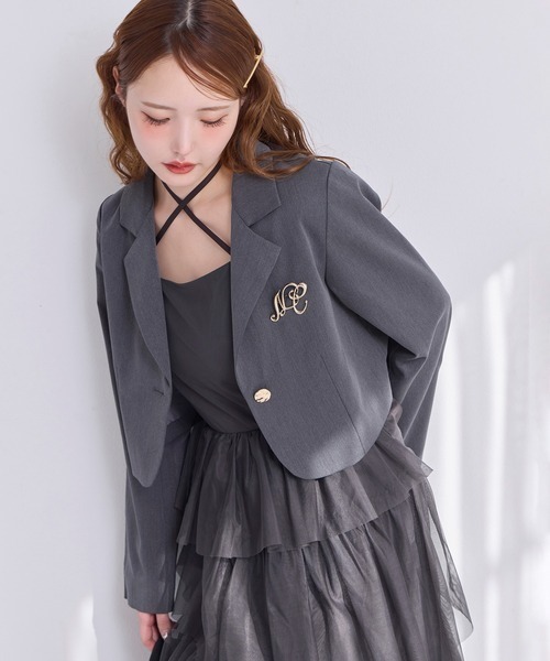 one after another NICE CLAUP（ワンアフターアナザーナイスクラップ）の「【WEB限艇】ブローチ付きショートテーラードジャケット（テーラードジャケット・レディース・チャコールグレー/アイボリー/ホワイト×ブラック・FREE）」の7枚目の写真