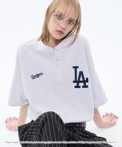 MLB(メジャーリーグベースボール)の「MLB/メジャーリーグベースボール 別注 ロゴ刺繍 ワッフル ヘンリーネック 半袖Tシャツ(Tシャツ/カットソー・メンズ・スミクロ/チャコール/ホワイト/ダークブラウン/ダークネイビー/グレイッシュベージュ/グレー・S/M/L)」の4枚目の写真