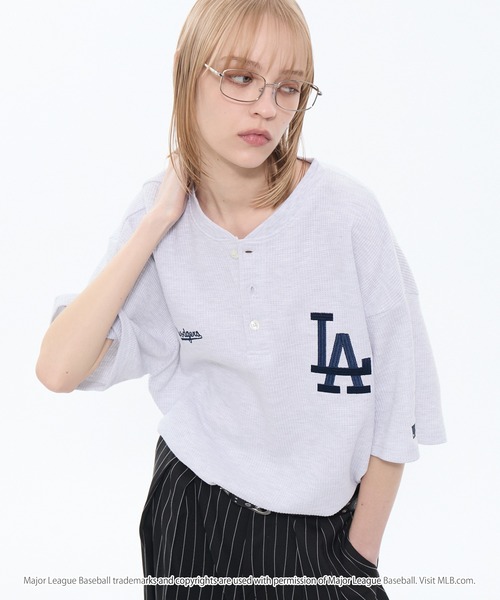 MLB(メジャーリーグベースボール)の「MLB/メジャーリーグベースボール 別注 ロゴ刺繍 ワッフル ヘンリーネック 半袖Tシャツ(Tシャツ/カットソー・メンズ・スミクロ/チャコール/ホワイト/ダークブラウン/ダークネイビー/グレイッシュベージュ/グレー・S/M/L)」の10枚目の写真