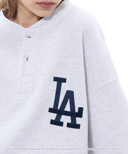 MLB(メジャーリーグベースボール)の「MLB/メジャーリーグベースボール 別注 ロゴ刺繍 ワッフル ヘンリーネック 半袖Tシャツ(Tシャツ/カットソー・メンズ・スミクロ/チャコール/ホワイト/ダークブラウン/ダークネイビー/グレイッシュベージュ/グレー・S/M/L)」の11枚目の写真