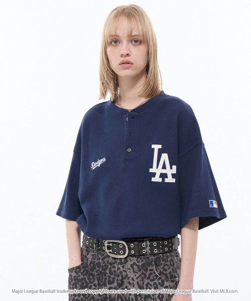 MLB(メジャーリーグベースボール)の「MLB/メジャーリーグベースボール 別注 ロゴ刺繍 ワッフル ヘンリーネック 半袖Tシャツ(Tシャツ/カットソー・メンズ・スミクロ/チャコール/ホワイト/ダークブラウン/ダークネイビー/グレイッシュベージュ/グレー・S/M/L)」の21枚目の写真