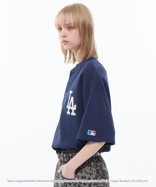 MLB(メジャーリーグベースボール)の「MLB/メジャーリーグベースボール 別注 ロゴ刺繍 ワッフル ヘンリーネック 半袖Tシャツ(Tシャツ/カットソー・メンズ・スミクロ/チャコール/ホワイト/ダークブラウン/ダークネイビー/グレイッシュベージュ/グレー・S/M/L)」の22枚目の写真