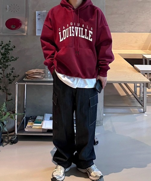 NOWLE(ノウル)の「【NOWLE】LOUISVILLE カレッジ アーチロゴ プルオーバーパーカー(パーカー・メンズ・ワインレッド・MEDIUM/X-LARGE/LARGE/SMALL)」の2枚目の写真