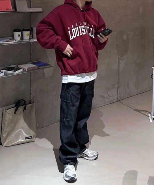 NOWLE(ノウル)の「【NOWLE】LOUISVILLE カレッジ アーチロゴ プルオーバーパーカー(パーカー・メンズ・ワインレッド・MEDIUM/X-LARGE/LARGE/SMALL)」の3枚目の写真