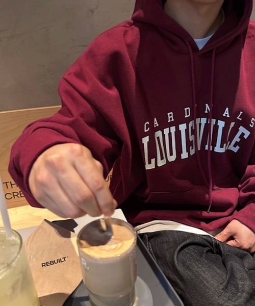 NOWLE(ノウル)の「【NOWLE】LOUISVILLE カレッジ アーチロゴ プルオーバーパーカー(パーカー・メンズ・ワインレッド・MEDIUM/X-LARGE/LARGE/SMALL)」の7枚目の写真