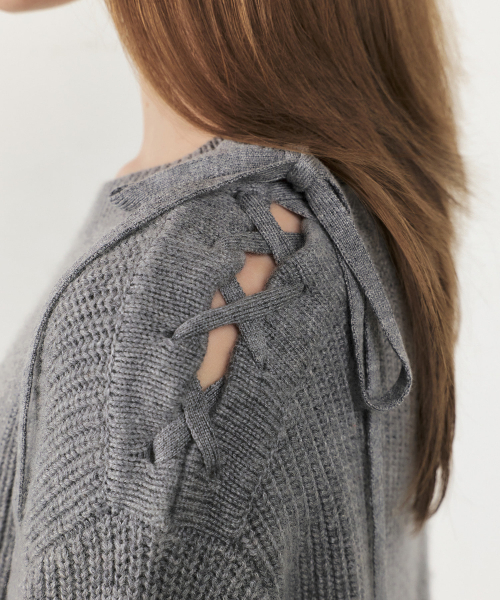 CITYBREEZE(シティブリーズ)の「カシミヤショルダー レースアップニット_MELANGE GREY(ニット/セーター・レディース・グレー・FREE)」の2枚目の写真