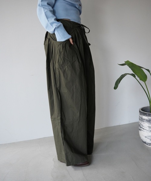 SANSeLF（サンセルフ）の「【SANSeLF】フロントリボンタックパンツ saw25a080（その他パンツ・レディース・カーキ/ブラック・FREE）」の4枚目の写真