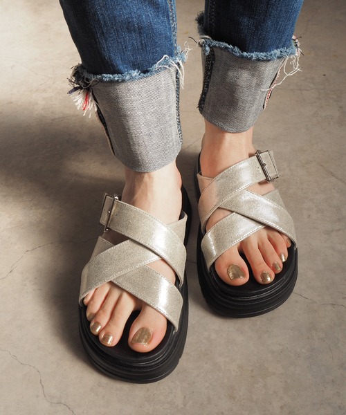 minia（ミニア）の「こなれ感抜群[ゴールドバックルのダブルクロスリラクシーサンダル]（サンダル・レディース・カーキ/ブラック/シルバー・L/M/S）」の3枚目の写真