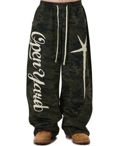 OY(オーワイ)の「『OY/オーワイ』SCRIPT POPPERS SWEAT PANTS/スクリプトポッパースウェットパンツ(スウェットパンツ・メンズ・ブラック/カモフラージュ・L/M)」の2枚目の写真