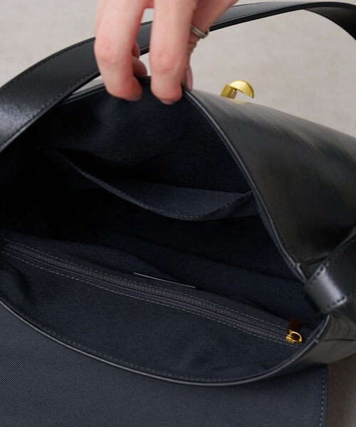BIRTHDAY BAR(バースデイバー)の「≪ZOZO店長企画≫ ターンロックワンハンドルレザートートバッグ(トートバッグ・レディース・ブラック/キャメル・0)」の8枚目の写真