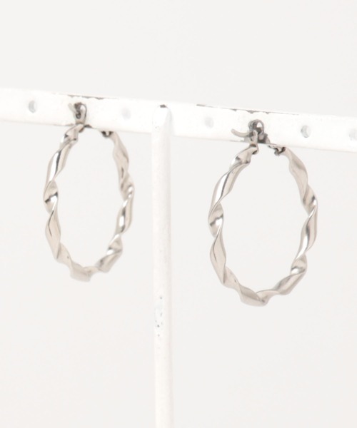 ARCHIVER(アーカイバ)の「【Stainless】Twist Ring Pierce 30mm-ツイストリング ピアス(ピアス(両耳用)・メンズ・ゴールド/ブラック・FREE)」の6枚目の写真