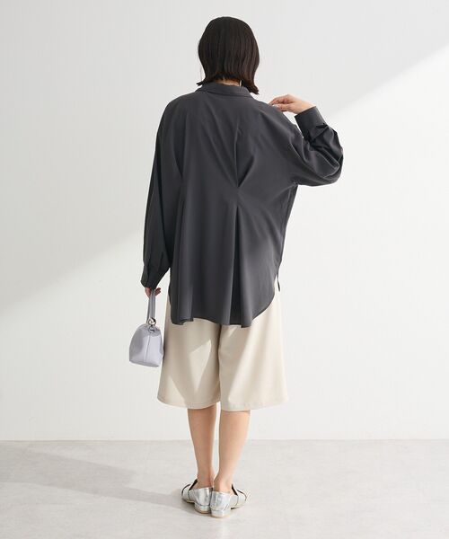 Green Parks(グリーンパークス)の「ウエストタックシャツチュニック(シャツ/ブラウス・レディース・ベージュ/チャコールグレー/アイボリー/サックスブルー・FREE)」の18枚目の写真