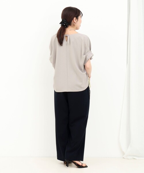 MICO COULIER（ミコクリエ）の「《UVカット接触冷感》ハイストレッチブラウス（シャツ/ブラウス・レディース・グレイッシュベージュ/ネイビー/キナリ・38）」の4枚目の写真