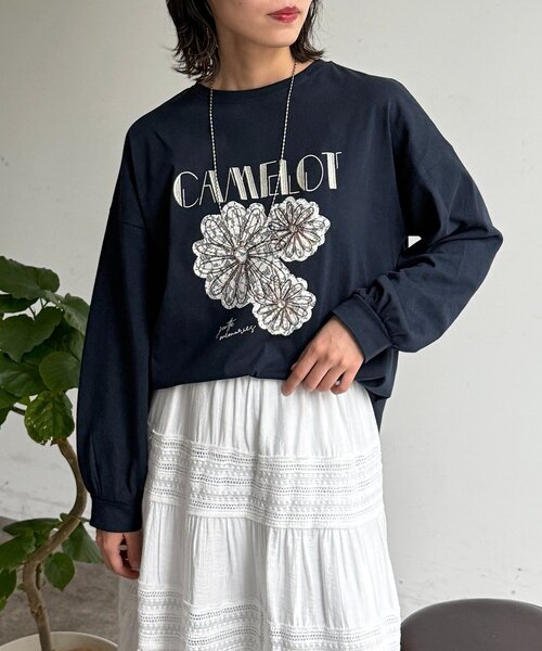 CPCM(シーピーシーエム)の「センハナ刺繍ワッペンロンT(Tシャツ/カットソー・レディース・ネイビー/グリーン系その他/オフホワイト/チャコールグレー/ピンク/グレイッシュベージュ・FREE)」の2枚目の写真