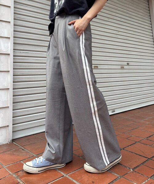 CIAOPANIC TYPY（チャオパニックティピー）の「【UNISEX】タックボリュームワイドスラックスパンツ/サイドラインスラックス（スラックス・レディース・ブラック/グレー/ネイビー/ライトグレー/ベージュ/ブラウン・SMALL/LARGE/MEDIUM）」の3枚目の写真