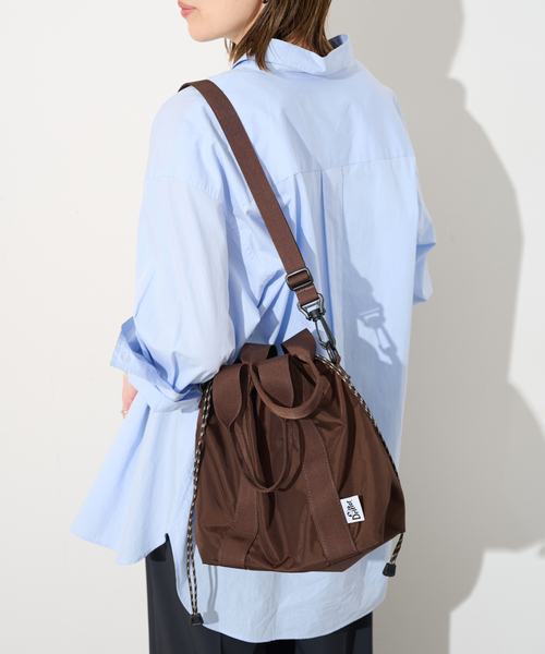 SLOBE IENA（スローブイエナ）の「《追加》DRIFTER/ドリフター HANDLE BUCKET TOTE（ショルダーバッグ・レディース・チャコールグレー/チョコ/ブラック・FREE）」の3枚目の写真