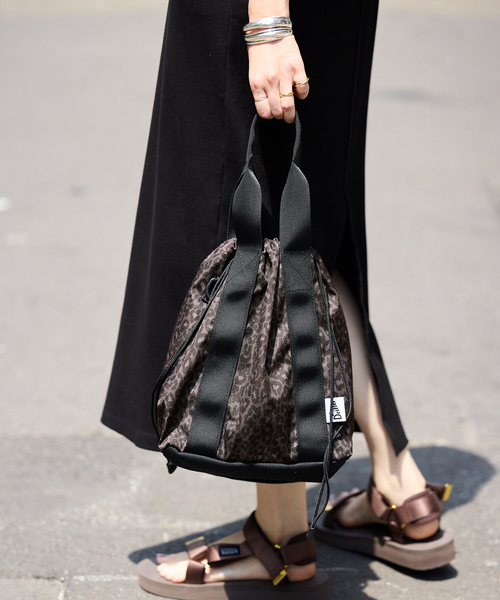 SLOBE IENA（スローブイエナ）の「《追加》DRIFTER/ドリフター HANDLE BUCKET TOTE（ショルダーバッグ・レディース・チャコールグレー/チョコ/ブラック・FREE）」の19枚目の写真