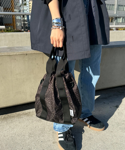 SLOBE IENA（スローブイエナ）の「《追加》DRIFTER/ドリフター HANDLE BUCKET TOTE（ショルダーバッグ・レディース・チャコールグレー/チョコ/ブラック・FREE）」の21枚目の写真