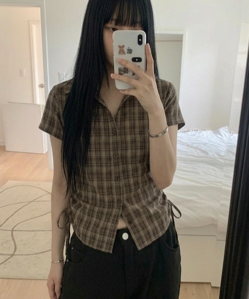 LADY LIKE(レディライク)の「【春夏新作】サイド絞りチェック柄半袖シャツ(シャツ/ブラウス・レディース・ブラック/ブラウン/サックスブルー・M/S)」の18枚目の写真