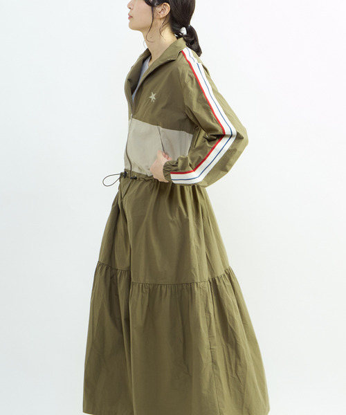 CONVERSE TOKYO（コンバーストウキョウ）の「【CONVERSE TOKYO】SIDE LINE TRACK TIERED DRESS / トラックジャージ / ジャージワンピース / スタンドカラー / ジップアップ  / 羽織り / コート（ワンピース・レディース・カーキ/ブラック/ブルー・FREE）」の3枚目の写真