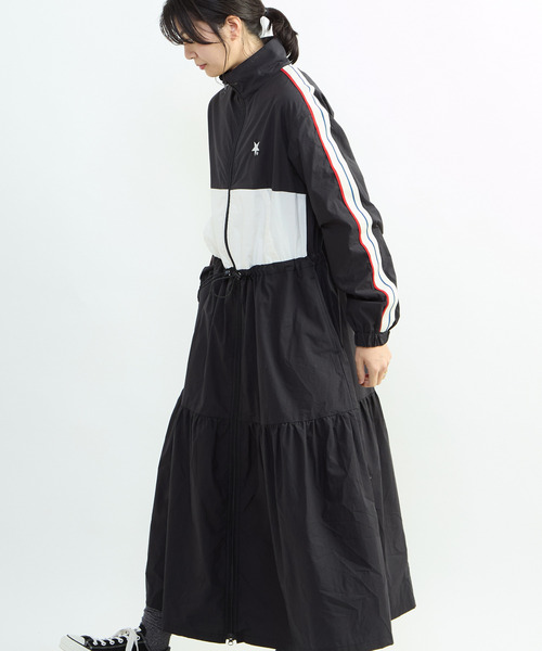 CONVERSE TOKYO（コンバーストウキョウ）の「【CONVERSE TOKYO】SIDE LINE TRACK TIERED DRESS / トラックジャージ / ジャージワンピース / スタンドカラー / ジップアップ  / 羽織り / コート（ワンピース・レディース・カーキ/ブラック/ブルー・FREE）」の2枚目の写真