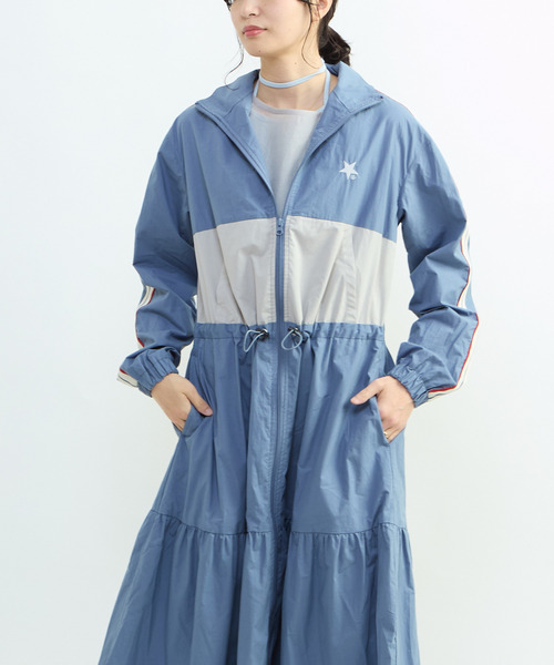 CONVERSE TOKYO（コンバーストウキョウ）の「【CONVERSE TOKYO】SIDE LINE TRACK TIERED DRESS / トラックジャージ / ジャージワンピース / スタンドカラー / ジップアップ  / 羽織り / コート（ワンピース・レディース・カーキ/ブラック/ブルー・FREE）」の4枚目の写真