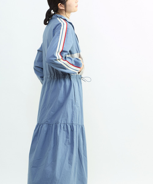 CONVERSE TOKYO（コンバーストウキョウ）の「【CONVERSE TOKYO】SIDE LINE TRACK TIERED DRESS / トラックジャージ / ジャージワンピース / スタンドカラー / ジップアップ  / 羽織り / コート（ワンピース・レディース・カーキ/ブラック/ブルー・FREE）」の5枚目の写真