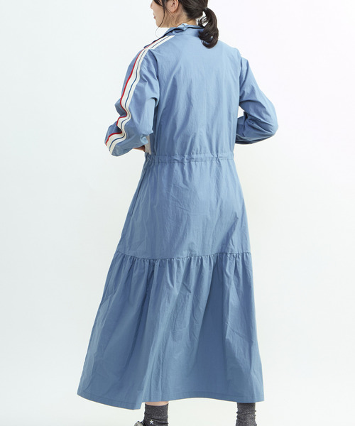 CONVERSE TOKYO（コンバーストウキョウ）の「【CONVERSE TOKYO】SIDE LINE TRACK TIERED DRESS / トラックジャージ / ジャージワンピース / スタンドカラー / ジップアップ  / 羽織り / コート（ワンピース・レディース・カーキ/ブラック/ブルー・FREE）」の6枚目の写真