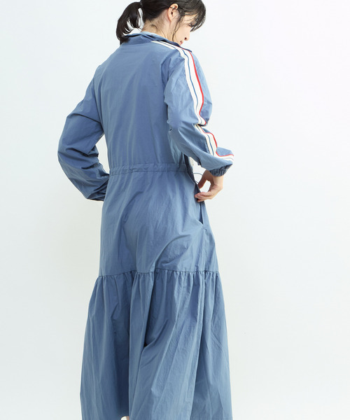 CONVERSE TOKYO（コンバーストウキョウ）の「【CONVERSE TOKYO】SIDE LINE TRACK TIERED DRESS / トラックジャージ / ジャージワンピース / スタンドカラー / ジップアップ  / 羽織り / コート（ワンピース・レディース・カーキ/ブラック/ブルー・FREE）」の7枚目の写真