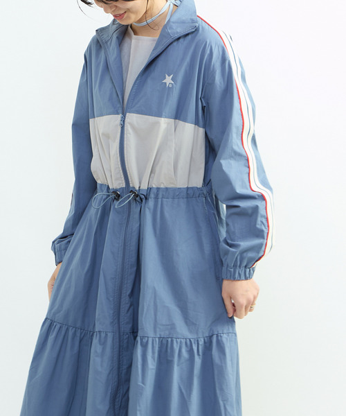 CONVERSE TOKYO（コンバーストウキョウ）の「【CONVERSE TOKYO】SIDE LINE TRACK TIERED DRESS / トラックジャージ / ジャージワンピース / スタンドカラー / ジップアップ  / 羽織り / コート（ワンピース・レディース・カーキ/ブラック/ブルー・FREE）」の8枚目の写真