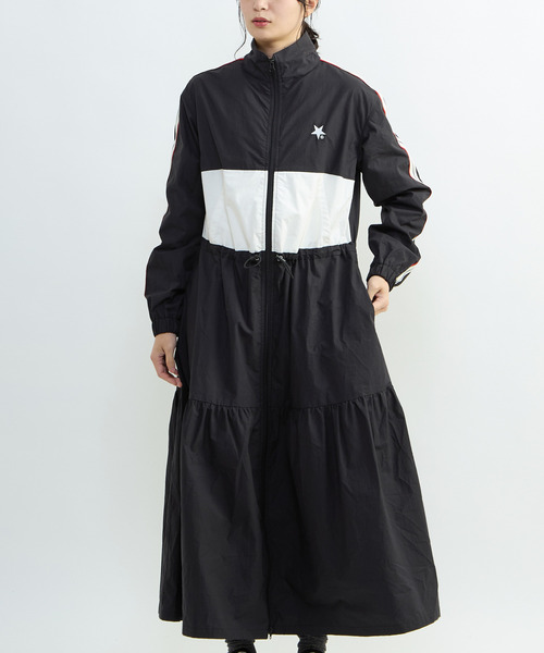 CONVERSE TOKYO（コンバーストウキョウ）の「【CONVERSE TOKYO】SIDE LINE TRACK TIERED DRESS / トラックジャージ / ジャージワンピース / スタンドカラー / ジップアップ  / 羽織り / コート（ワンピース・レディース・カーキ/ブラック/ブルー・FREE）」の9枚目の写真